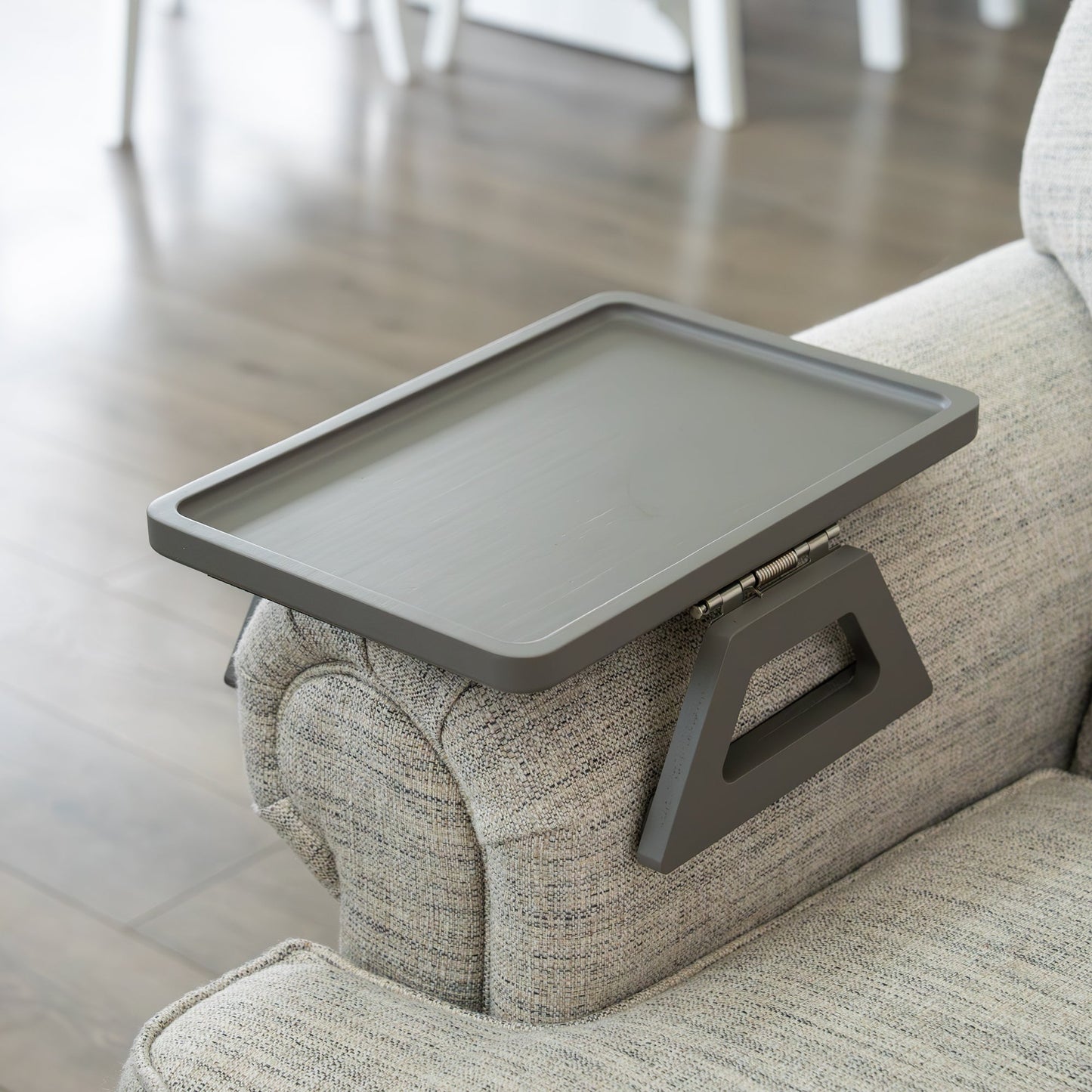 Sofa-Armlehnen-Tisch mit rutschfester Gummigriff-Unterlage für Getränke & Snacks – 4 Farben (Natur, Schwarz, Braun, Weiß)