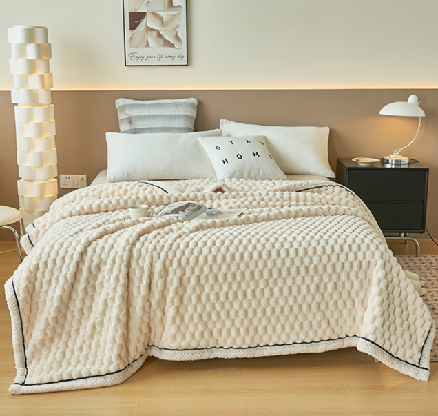Softes Velours-Wohnplaid mit warmer Haptik für Sofa und Bett