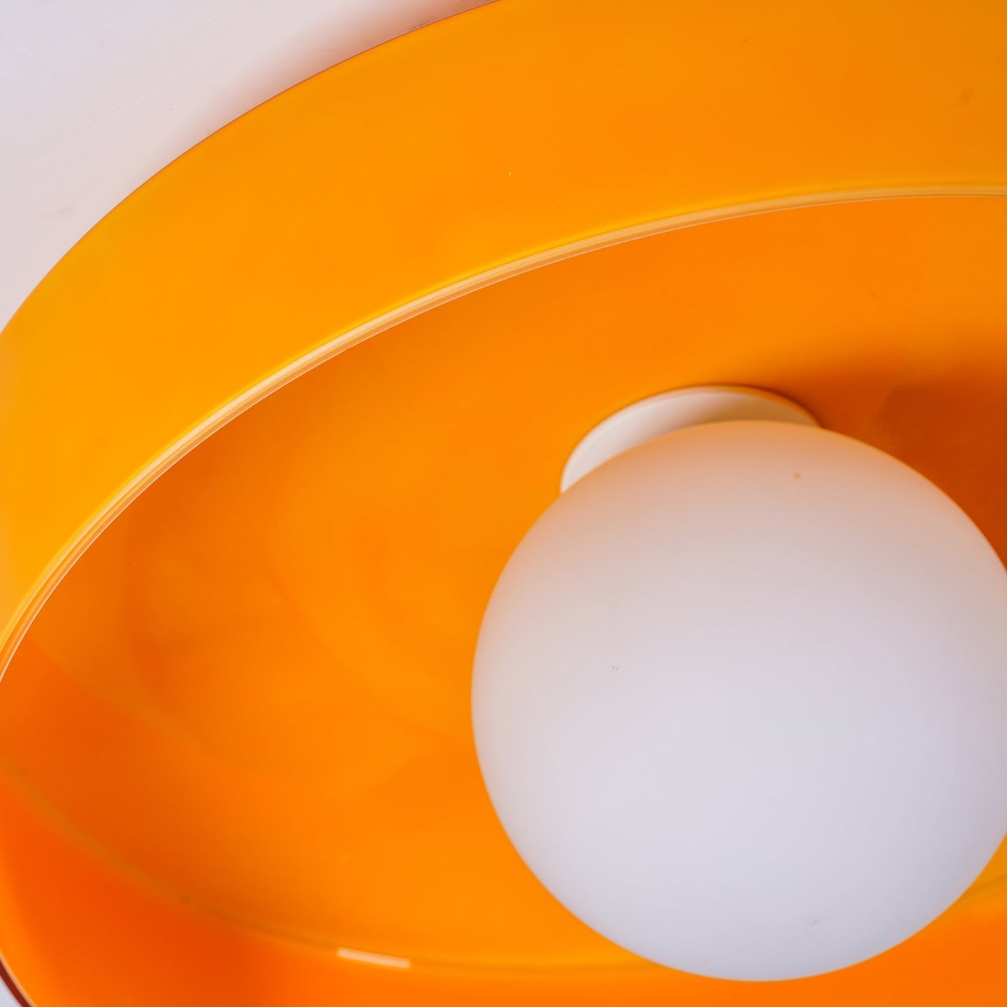 Runde LED-Deckenleuchte mit dimmbarer Funktion und modernem Glas-Metall-Design