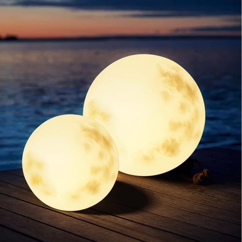 Moonlight Gartenlampe mit USB-Aufladung und realistischem Monddesign