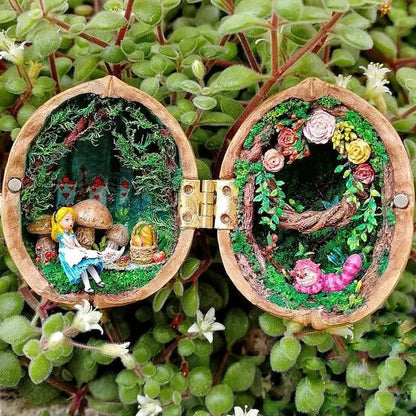 Miniatur-Puppenhaus aus Walnussschale mit Lichtschalter – Handgefertigtes Dekohaus