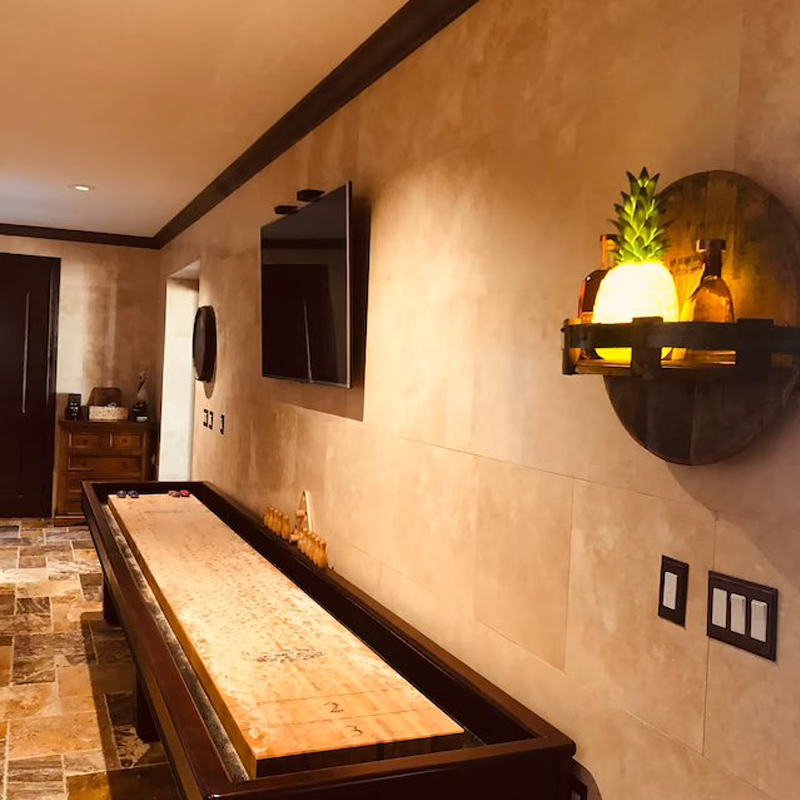 Wandregal aus recyceltem Bourbonfass mit Flaschenhalter für Küche, Bar oder Wohnzimmer