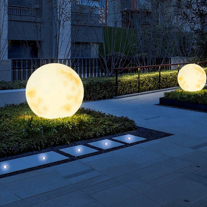 Moonlight Gartenlampe mit USB-Aufladung und realistischem Monddesign