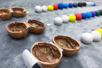 Miniatur-Puppenhaus aus Walnussschale mit Lichtschalter – Handgefertigtes Dekohaus