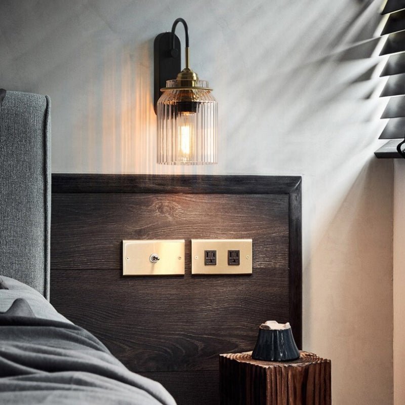 Vintage Wandlampe mit geriffeltem Glasschirm für Flure, Eingänge und Schlafzimmer