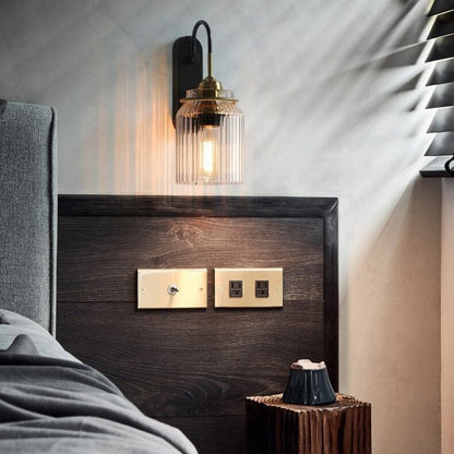 Vintage Wandlampe mit geriffeltem Glasschirm für Flure, Eingänge und Schlafzimmer