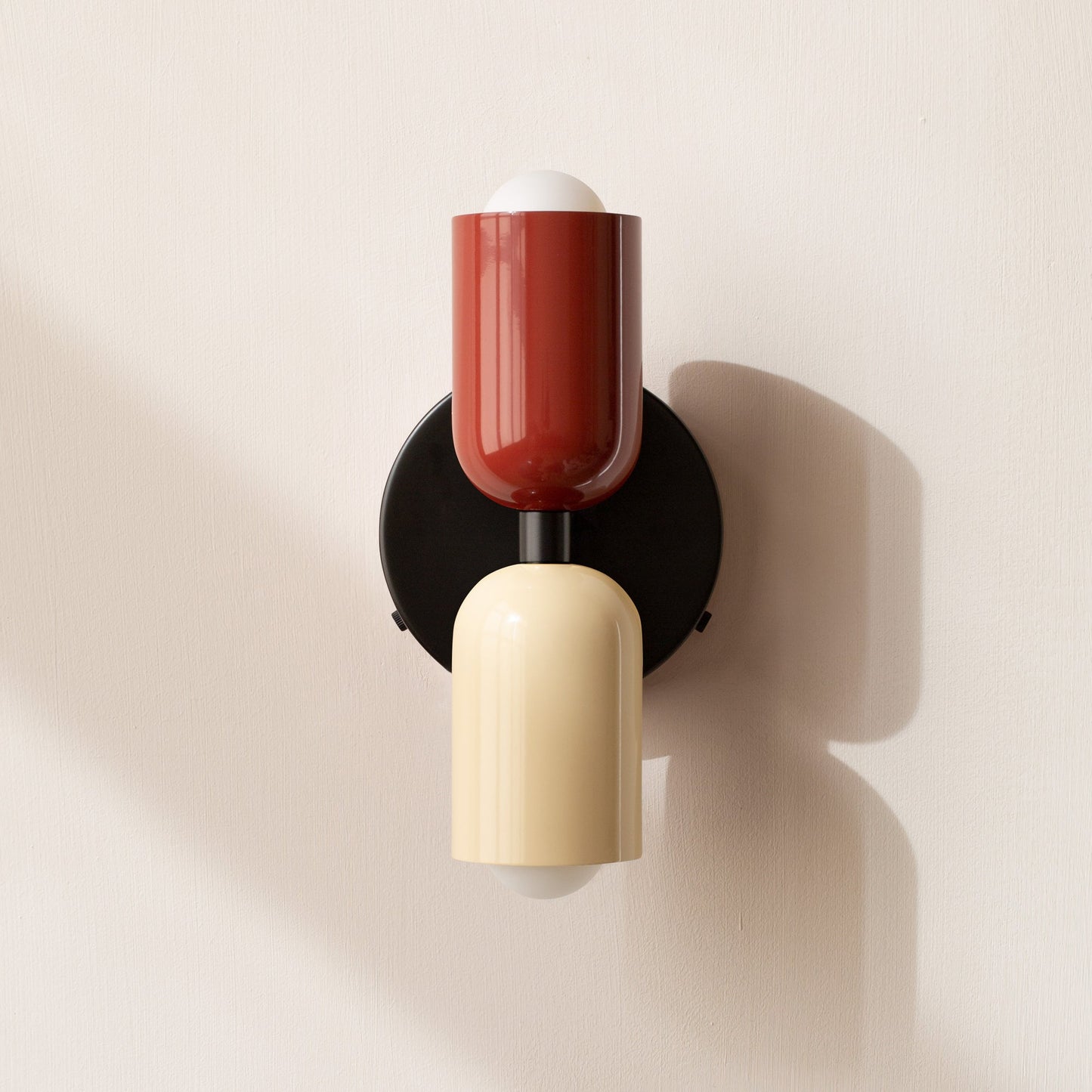 Wandleuchte aus Metall mit Doppelfassung für gezielte Beleuchtung