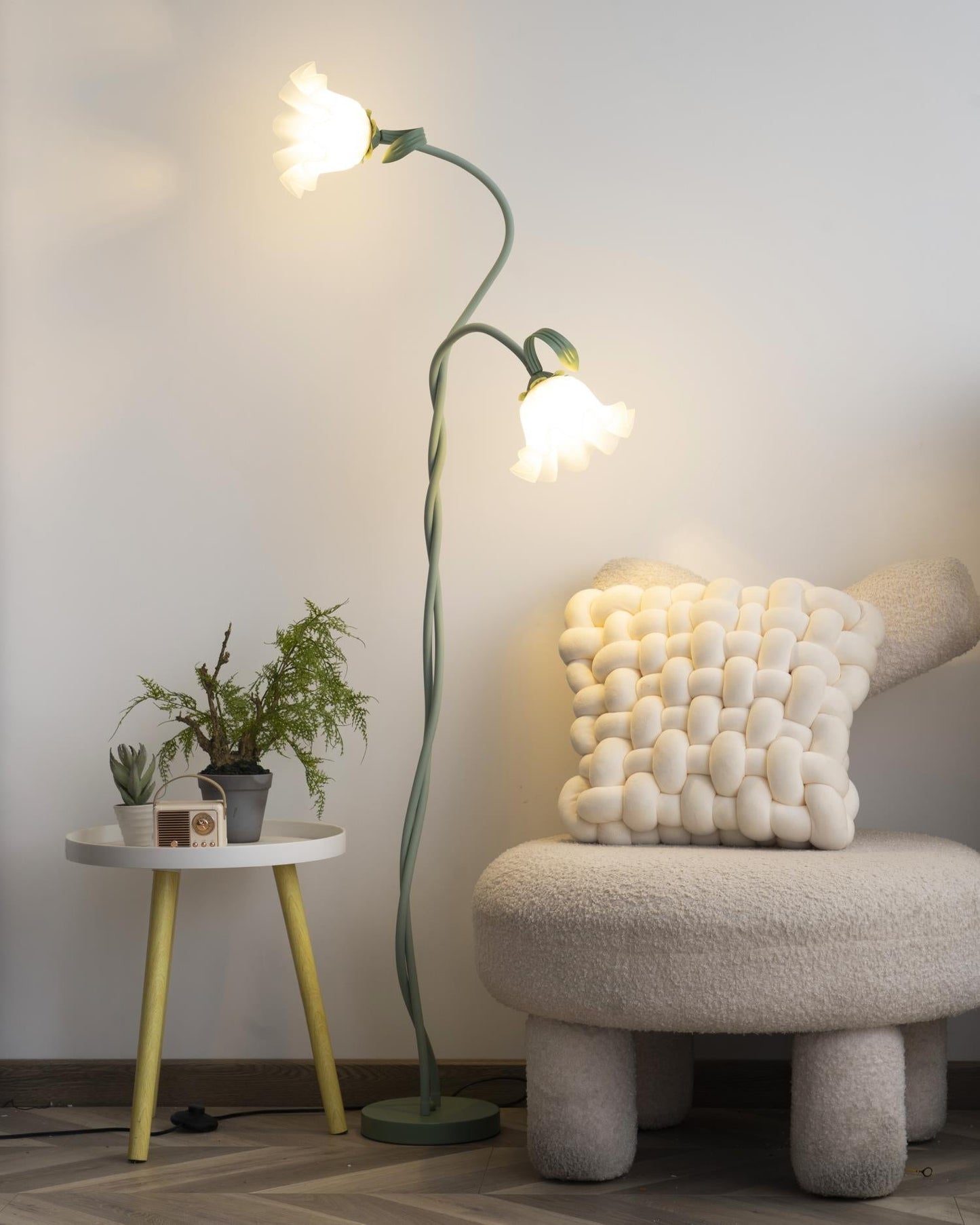 Calla Blumen Stehlampe mit Metallrahmen und LED-Fassung für Wohn- und Schlafzimmer