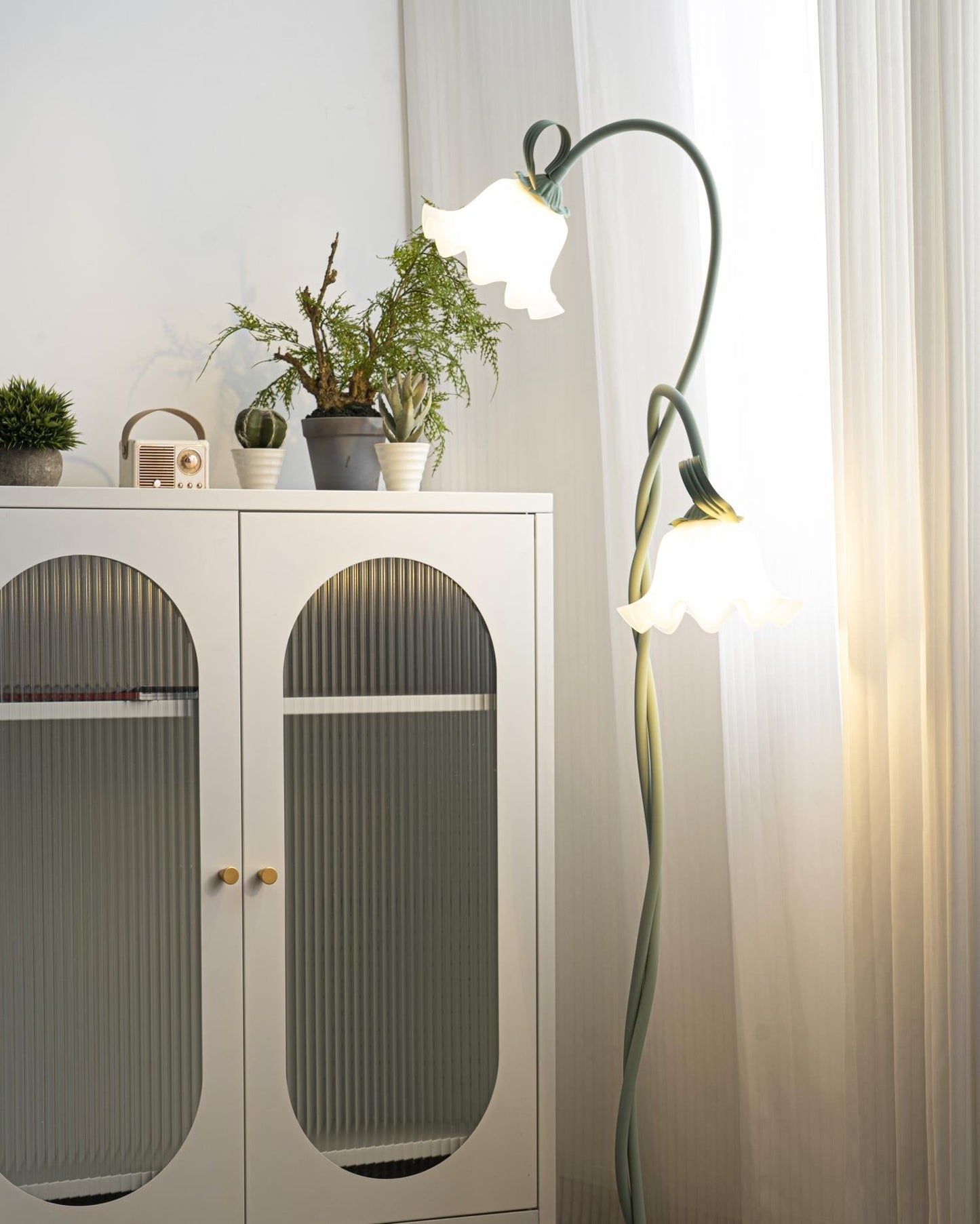 Calla Blumen Stehlampe mit Metallrahmen und LED-Fassung für Wohn- und Schlafzimmer