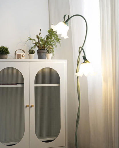 Calla Blumen Stehlampe mit Metallrahmen und LED-Fassung für Wohn- und Schlafzimmer