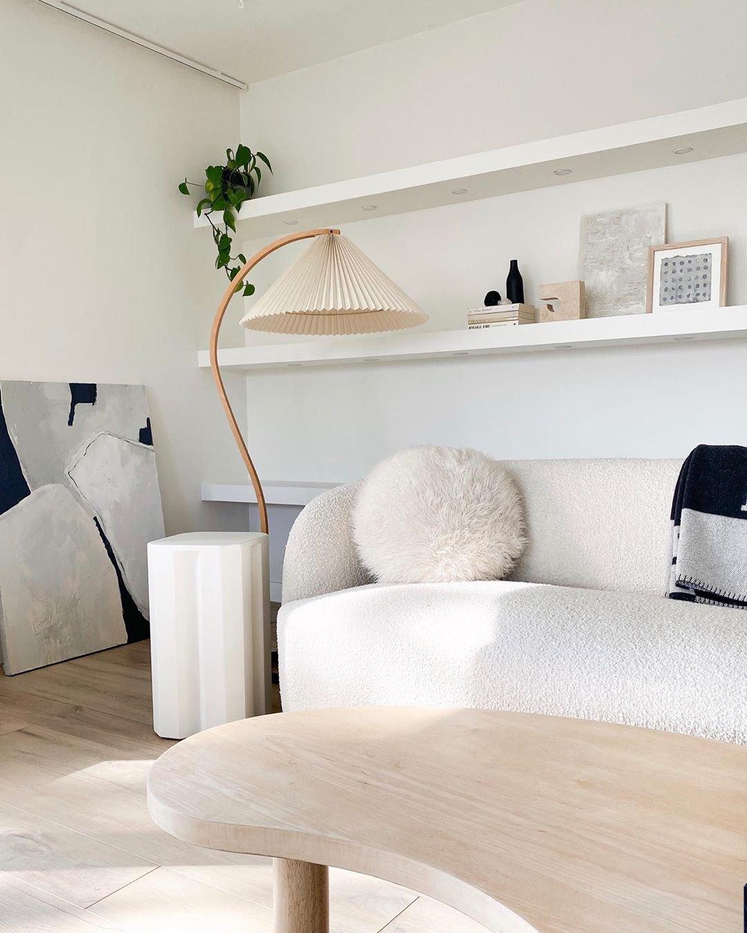 Stehlampe aus Holz und Metall mit Leinenlampenschirm für Wohnräume