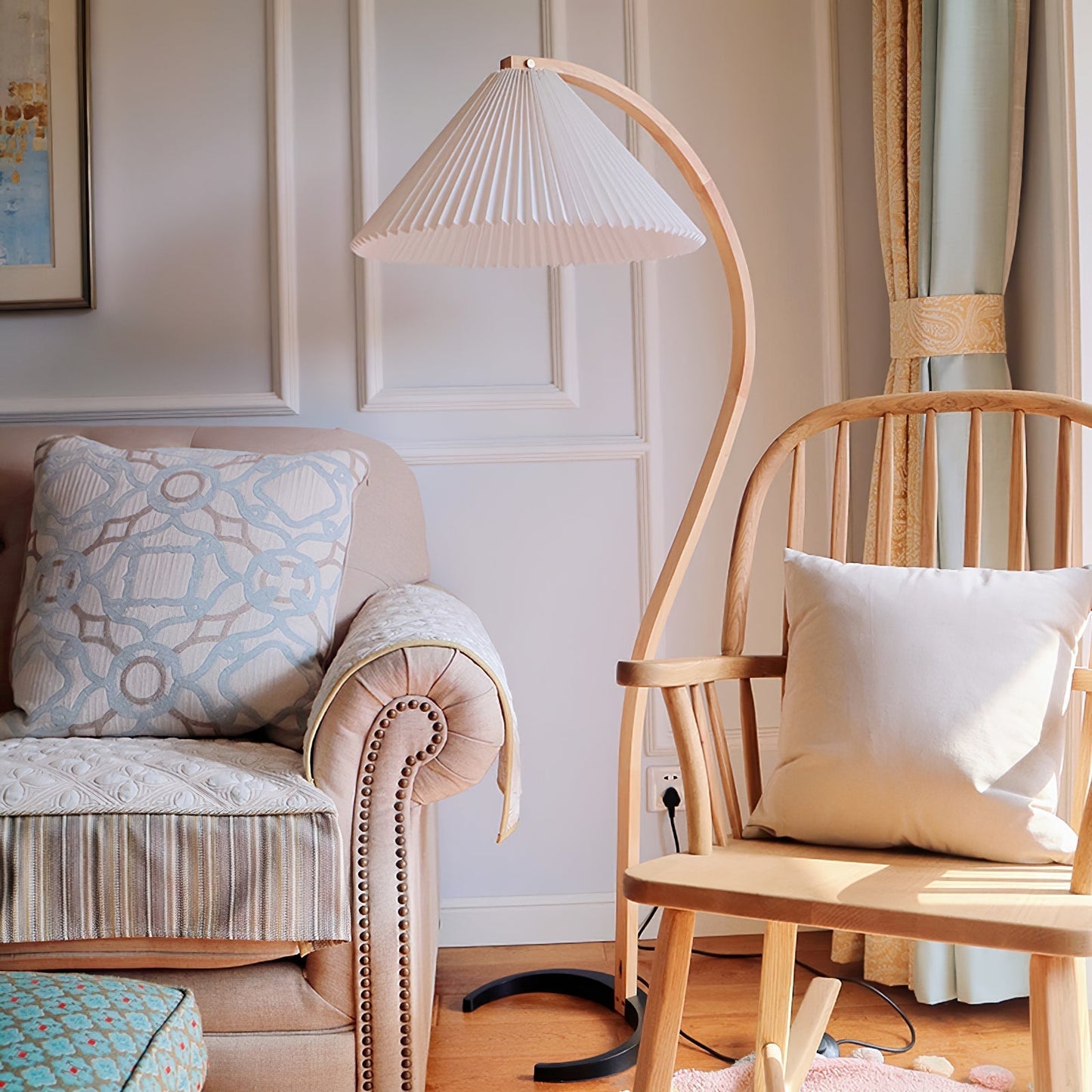 Stehlampe aus Holz und Metall mit Leinenlampenschirm für Wohnräume