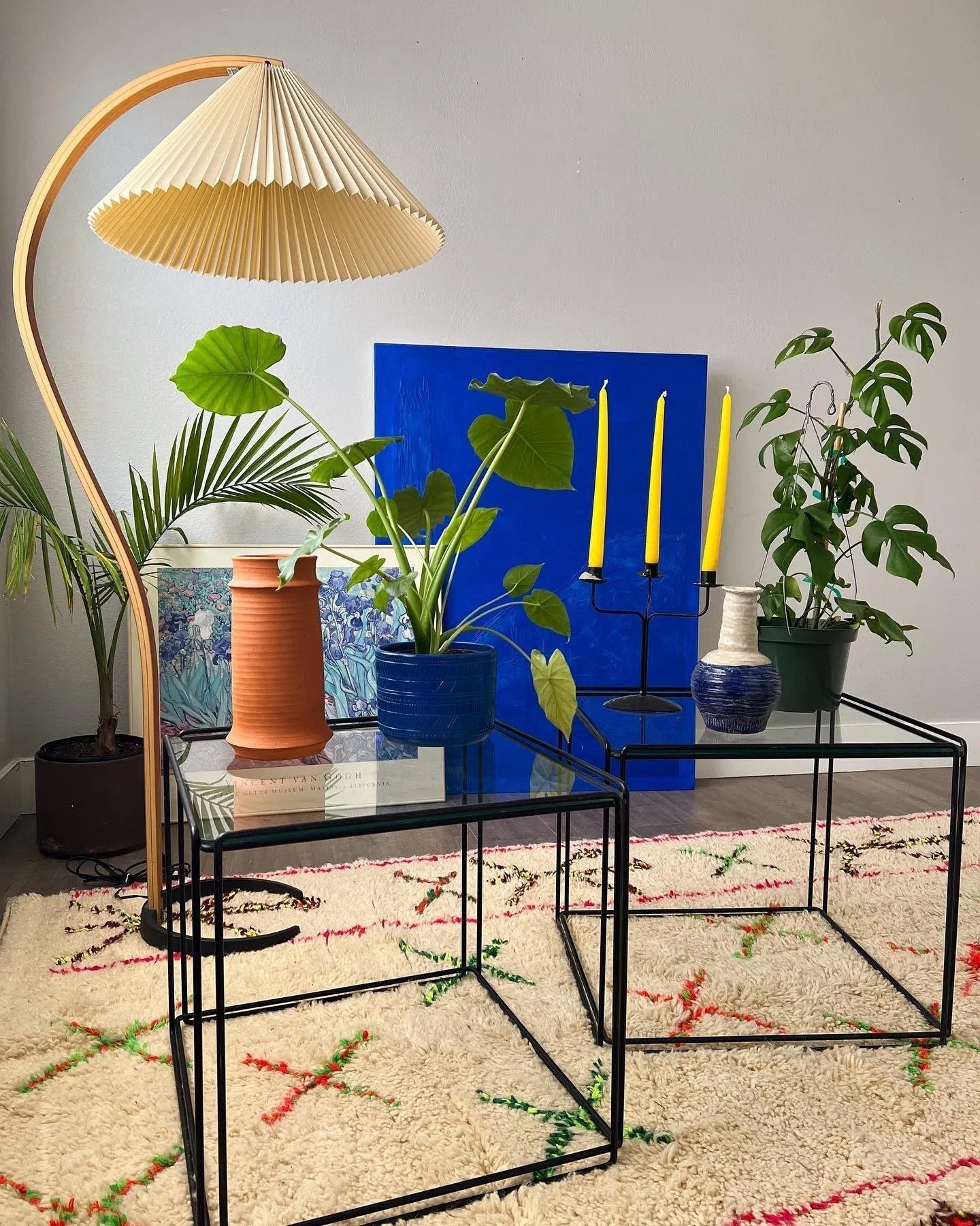 Stehlampe aus Holz und Metall mit Leinenlampenschirm für Wohnräume