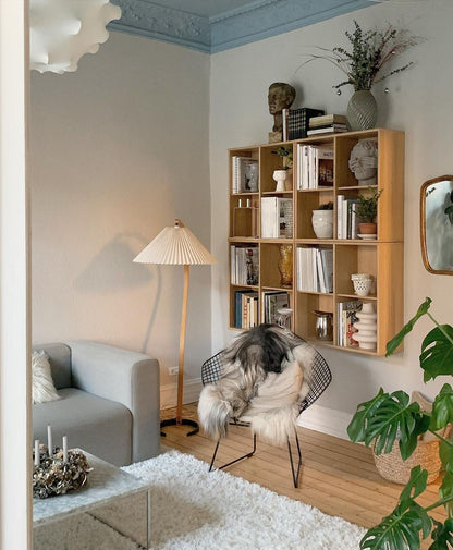 Stehlampe aus Holz und Metall mit Leinenlampenschirm für Wohnräume