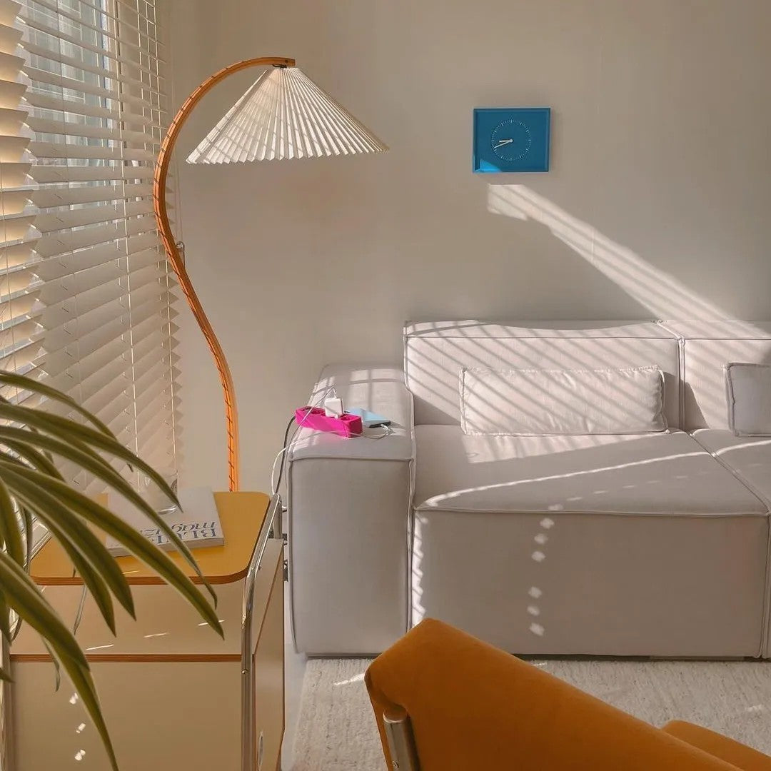 Stehlampe aus Holz und Metall mit Leinenlampenschirm für Wohnräume