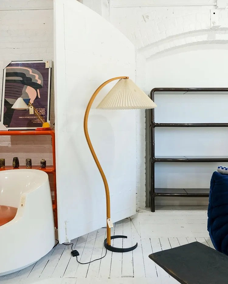 Stehlampe aus Holz und Metall mit Leinenlampenschirm für Wohnräume
