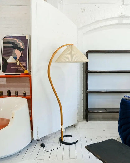 Stehlampe aus Holz und Metall mit Leinenlampenschirm für Wohnräume