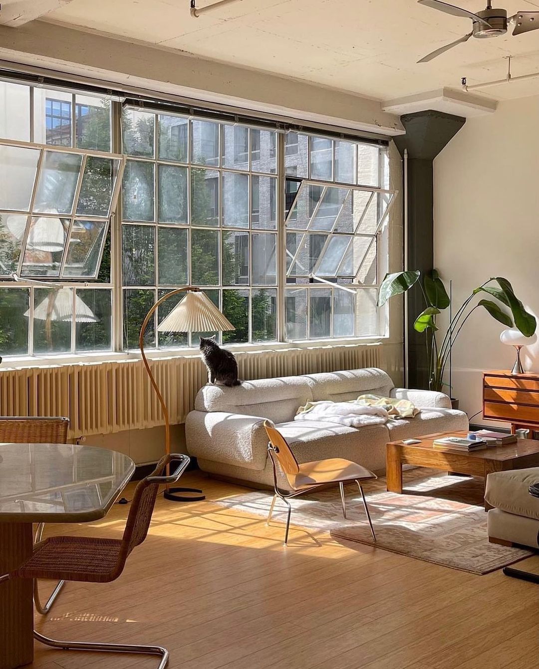 Stehlampe aus Holz und Metall mit Leinenlampenschirm für Wohnräume