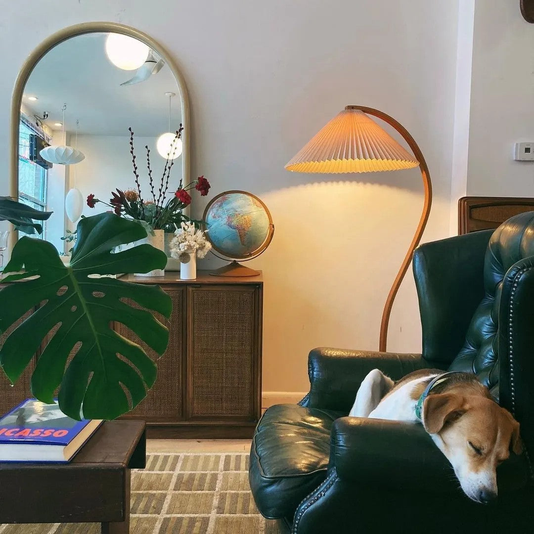 Stehlampe aus Holz und Metall mit Leinenlampenschirm für Wohnräume