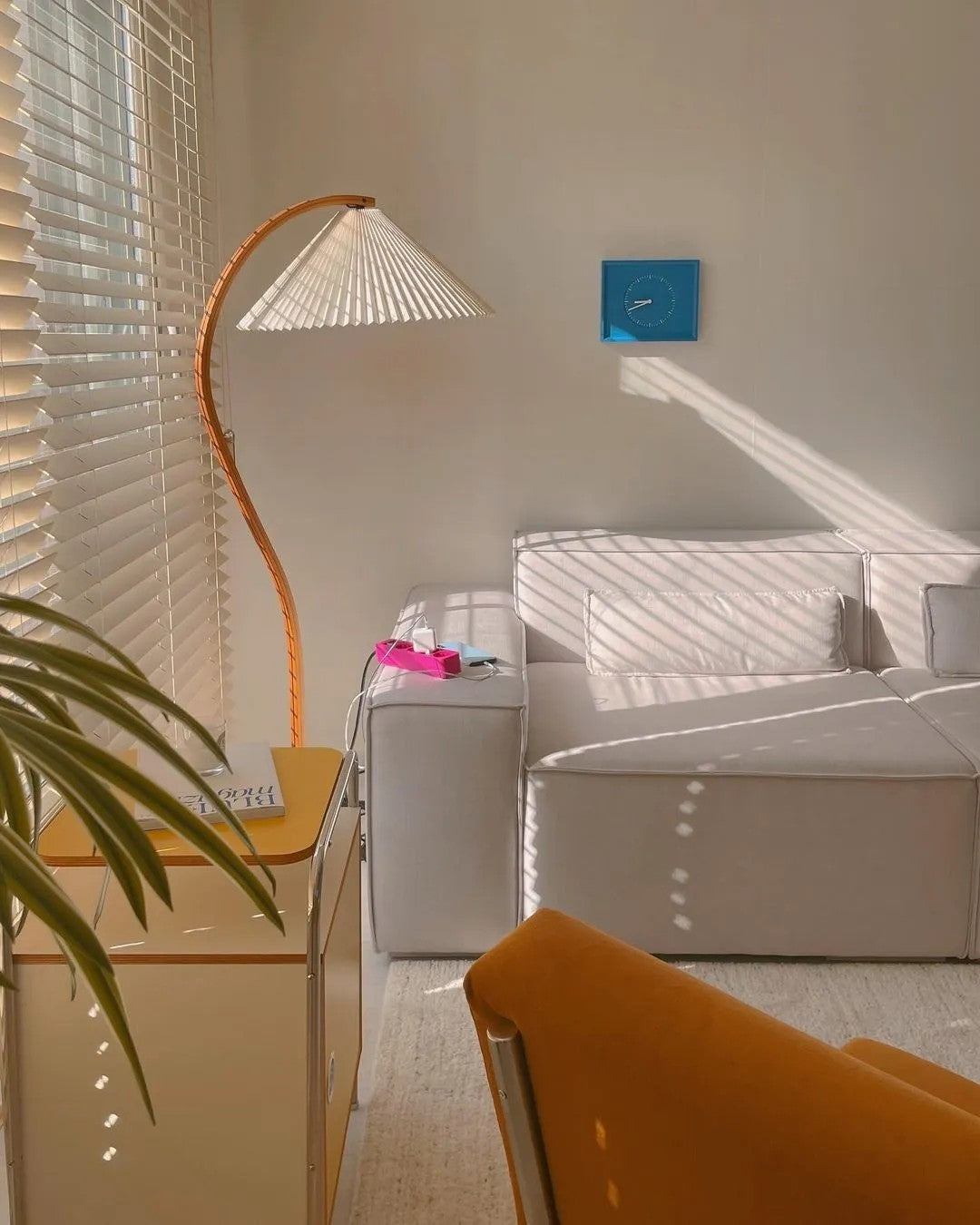 Stehlampe aus Holz und Metall mit Leinenlampenschirm für Wohnräume