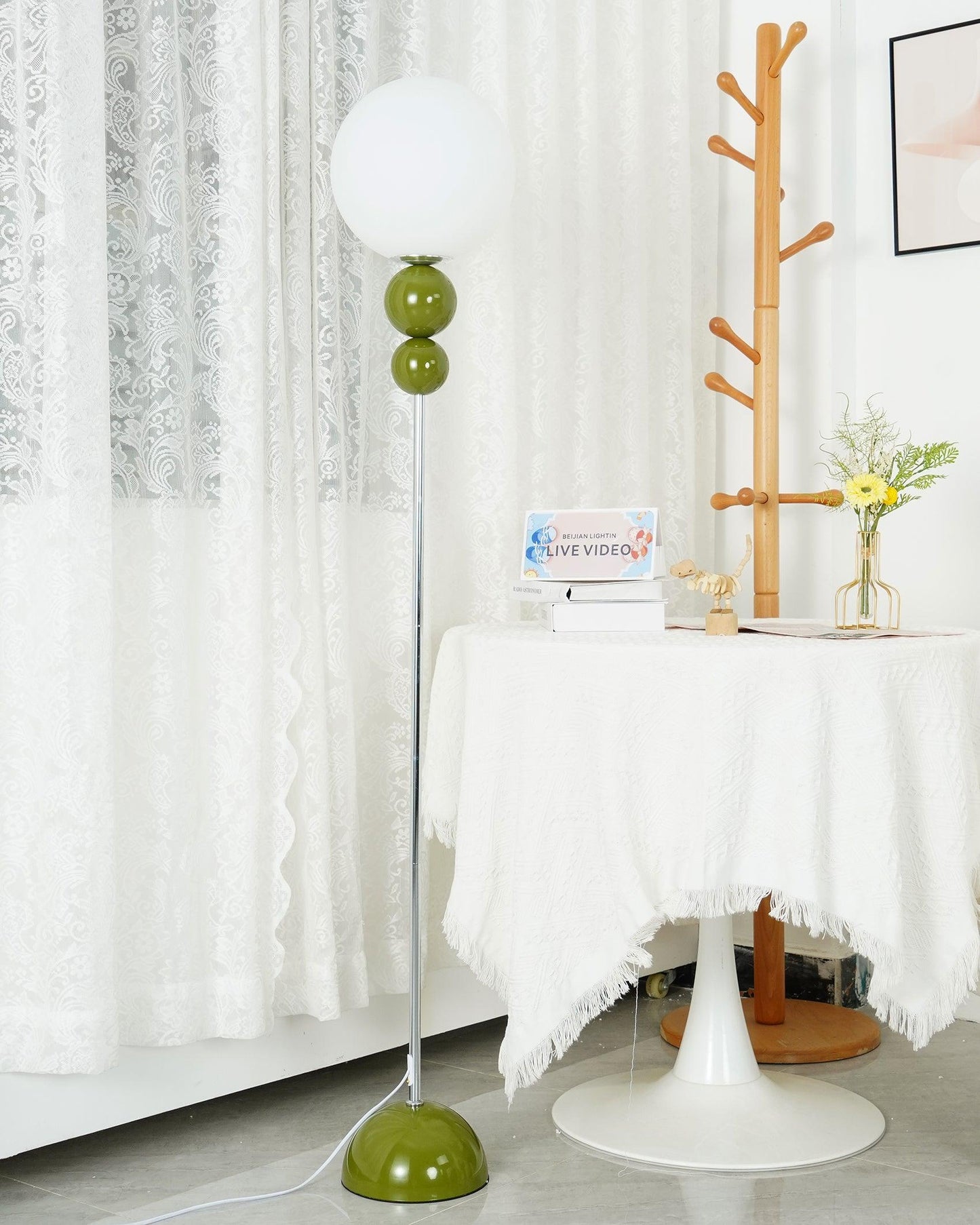 Stehlampe mit Metall- und Acrylschirm für Wohnzimmer und Schlafzimmer