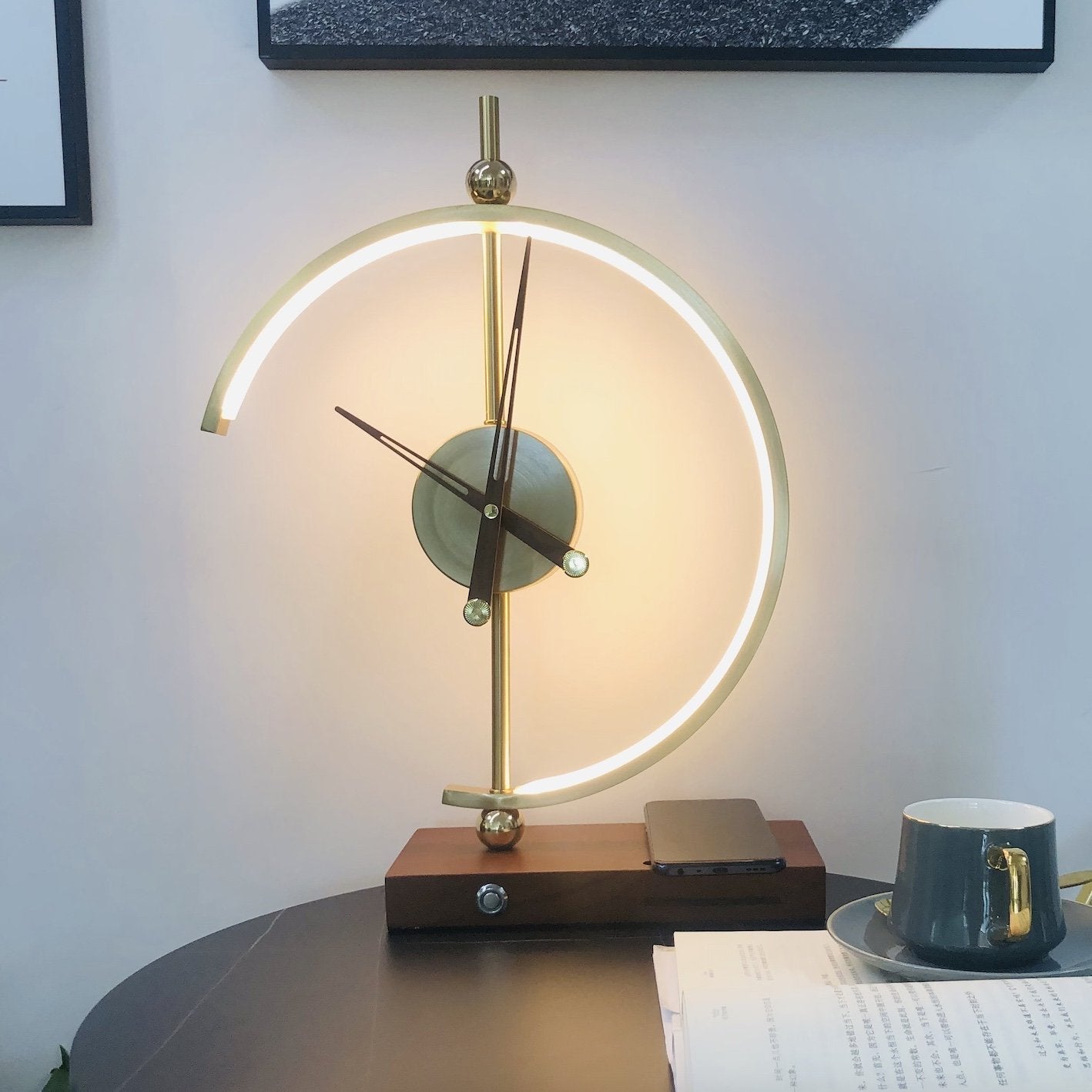LED Tischlampe mit Uhr und kabellosem Ladegerät für Zuhause oder Büro