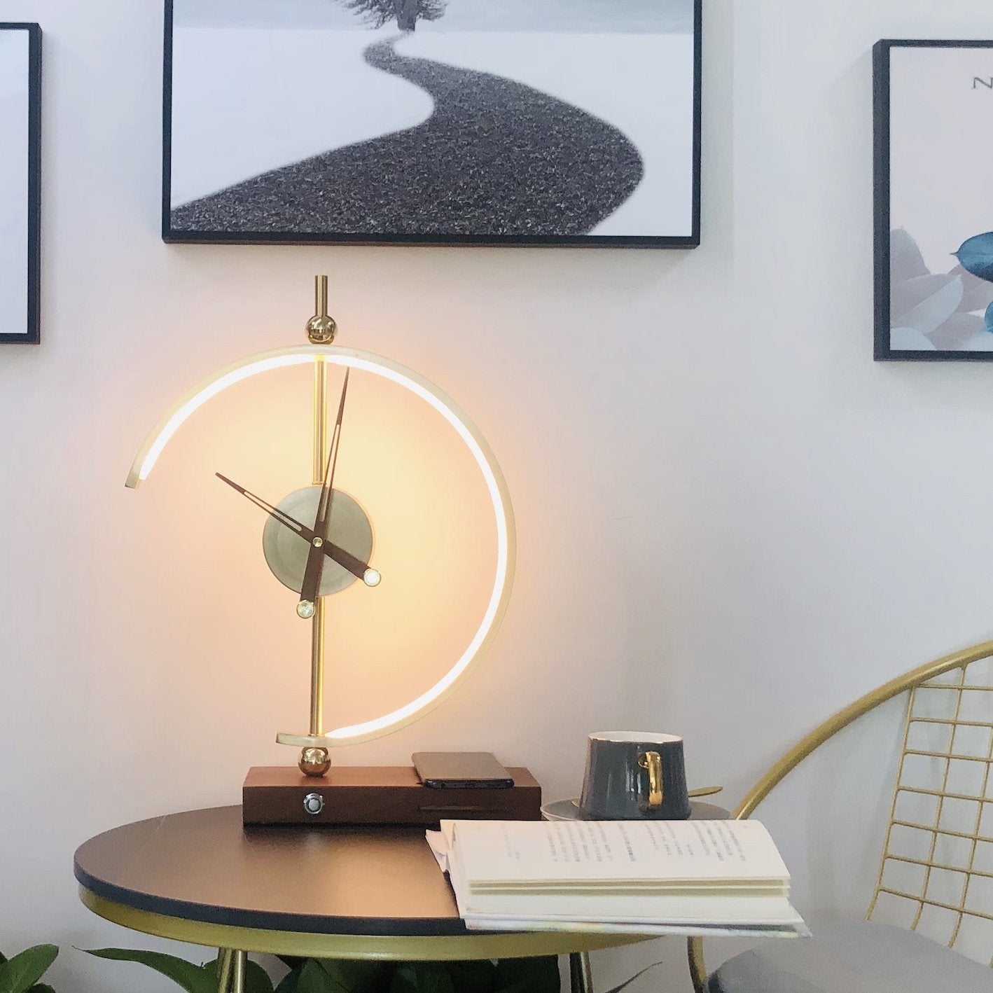 LED Tischlampe mit Uhr und kabellosem Ladegerät für Zuhause oder Büro