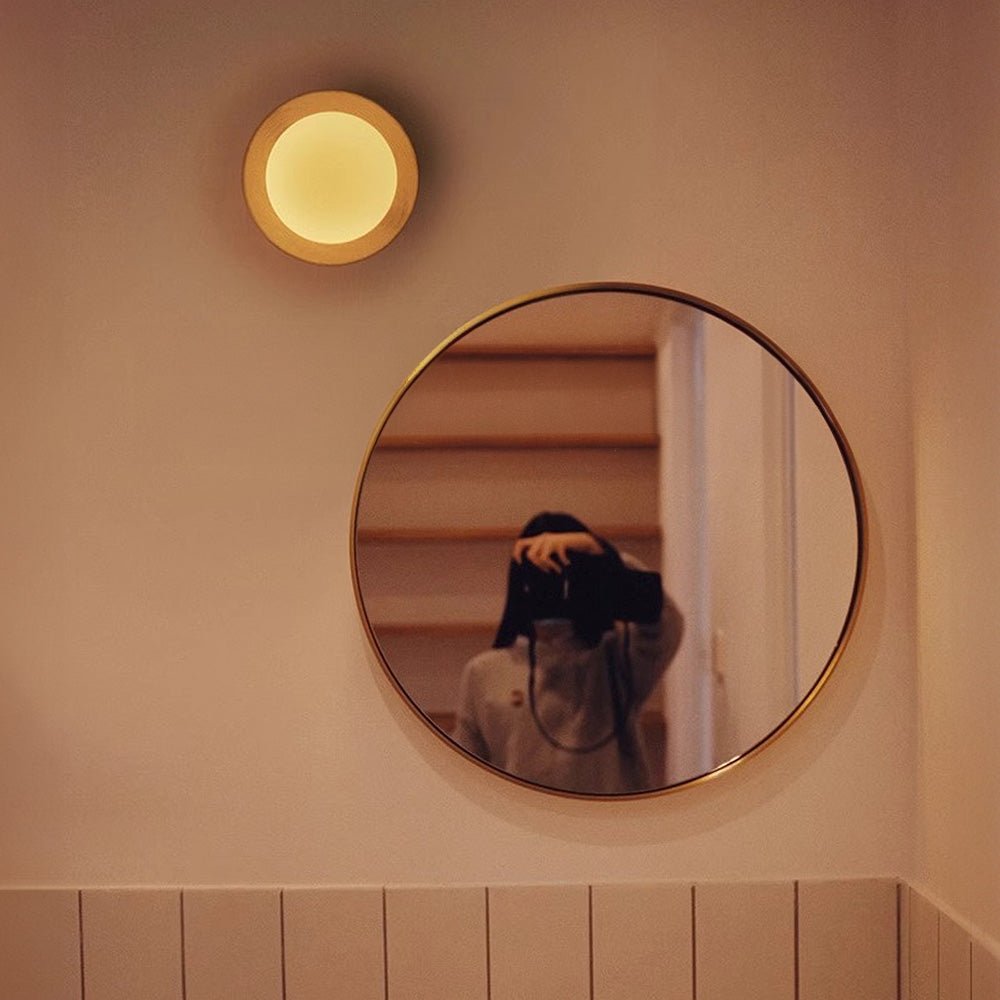 Wandlampe aus Holz und Glas in Weiß – Minimalistisches Design für moderne Wohnräume