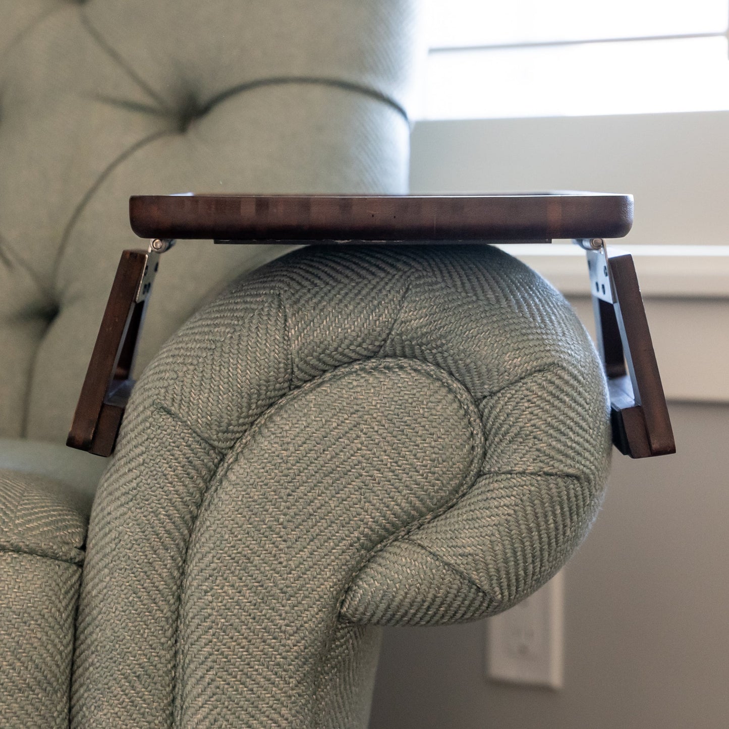 Sofa-Armlehnen-Tisch mit rutschfester Gummigriff-Unterlage für Getränke & Snacks – 4 Farben (Natur, Schwarz, Braun, Weiß)