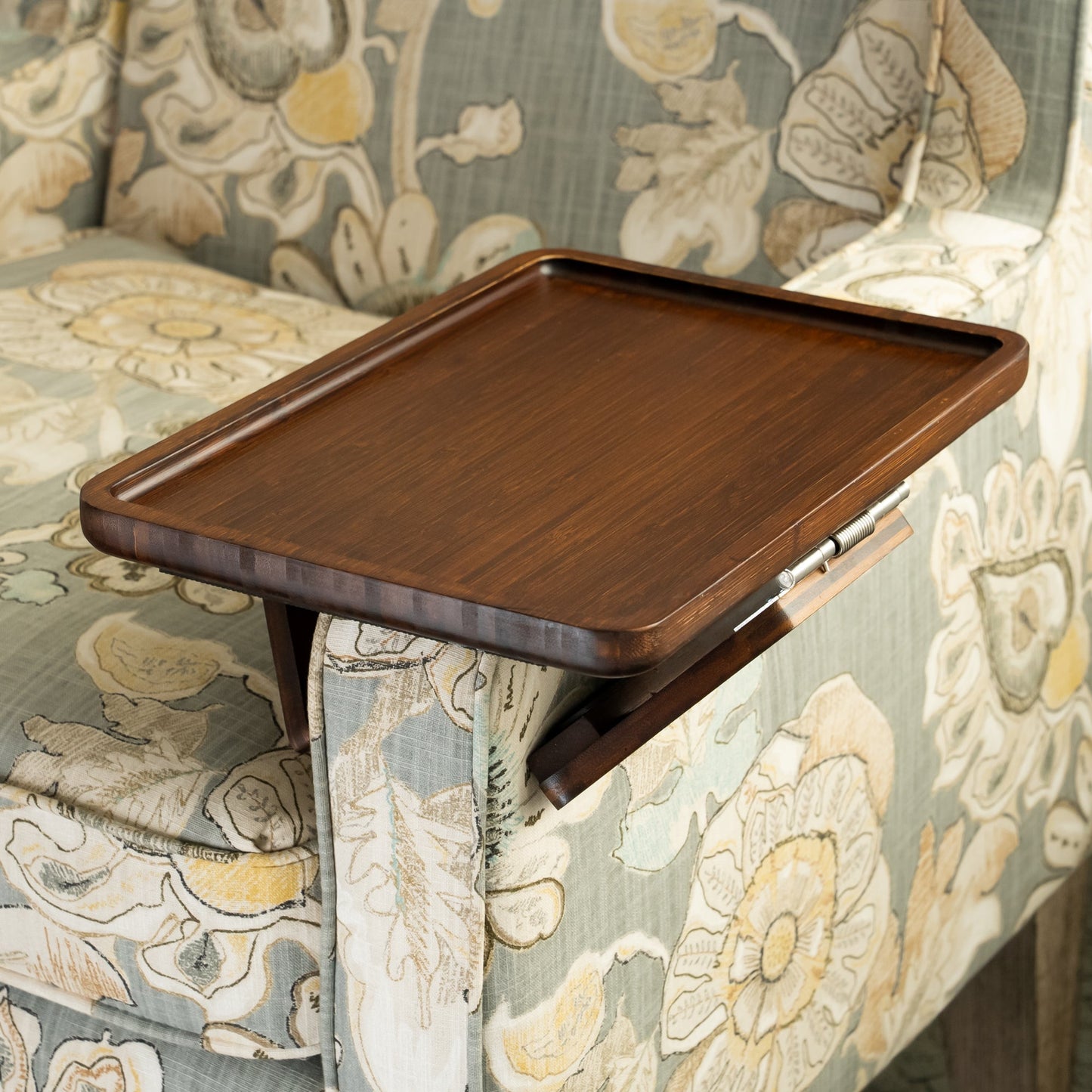 Sofa-Armlehnen-Tisch mit rutschfester Gummigriff-Unterlage für Getränke & Snacks – 4 Farben (Natur, Schwarz, Braun, Weiß)