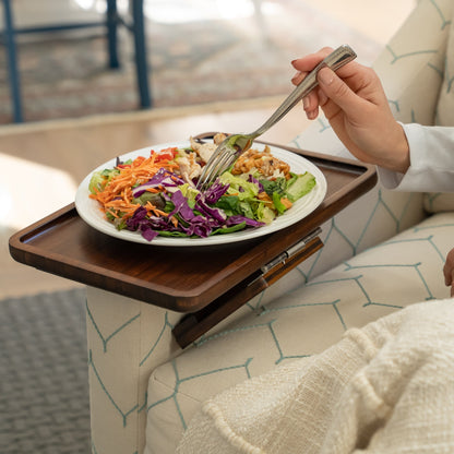 Sofa-Armlehnen-Tisch mit rutschfester Gummigriff-Unterlage für Getränke & Snacks – 4 Farben (Natur, Schwarz, Braun, Weiß)