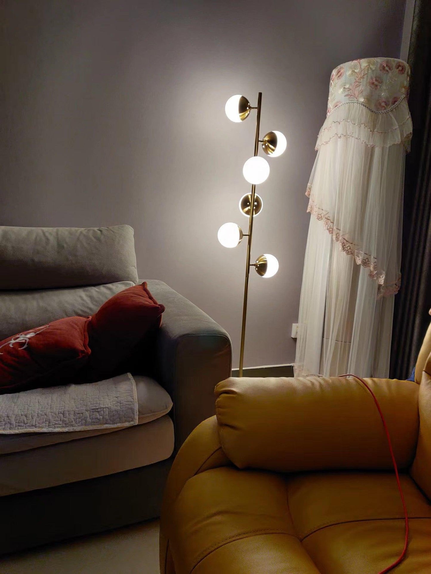 Stehlampe mit mehreren Glaskugeln und LED-Kompatibilität für Wohn- und Arbeitsbereiche