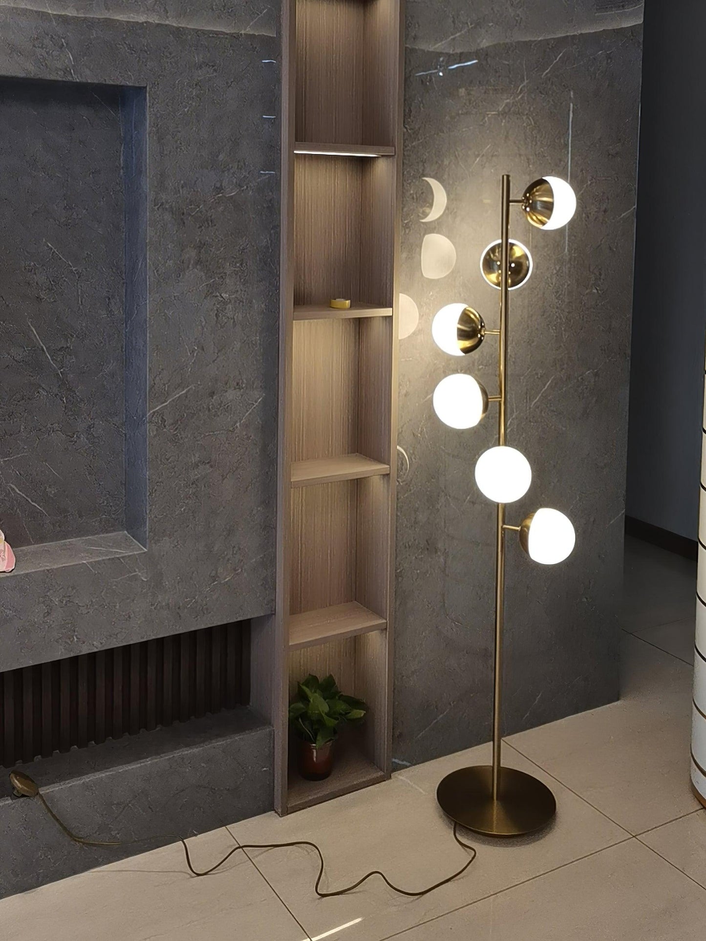 Stehlampe mit mehreren Glaskugeln und LED-Kompatibilität für Wohn- und Arbeitsbereiche