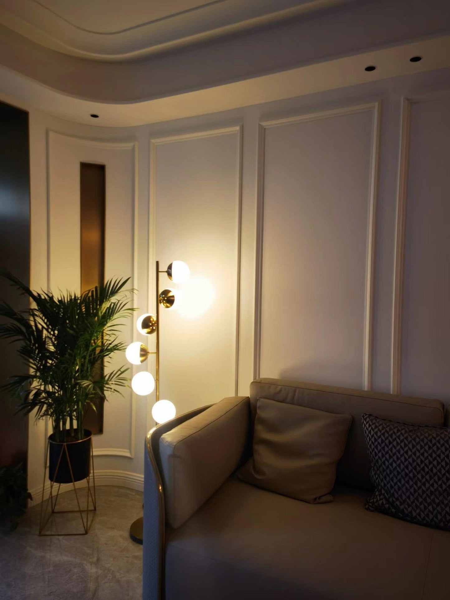 Stehlampe mit mehreren Glaskugeln und LED-Kompatibilität für Wohn- und Arbeitsbereiche