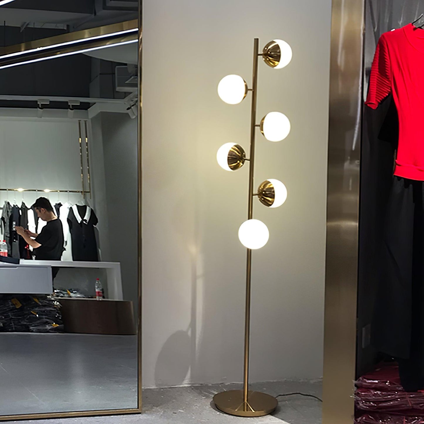 Stehlampe mit mehreren Glaskugeln und LED-Kompatibilität für Wohn- und Arbeitsbereiche
