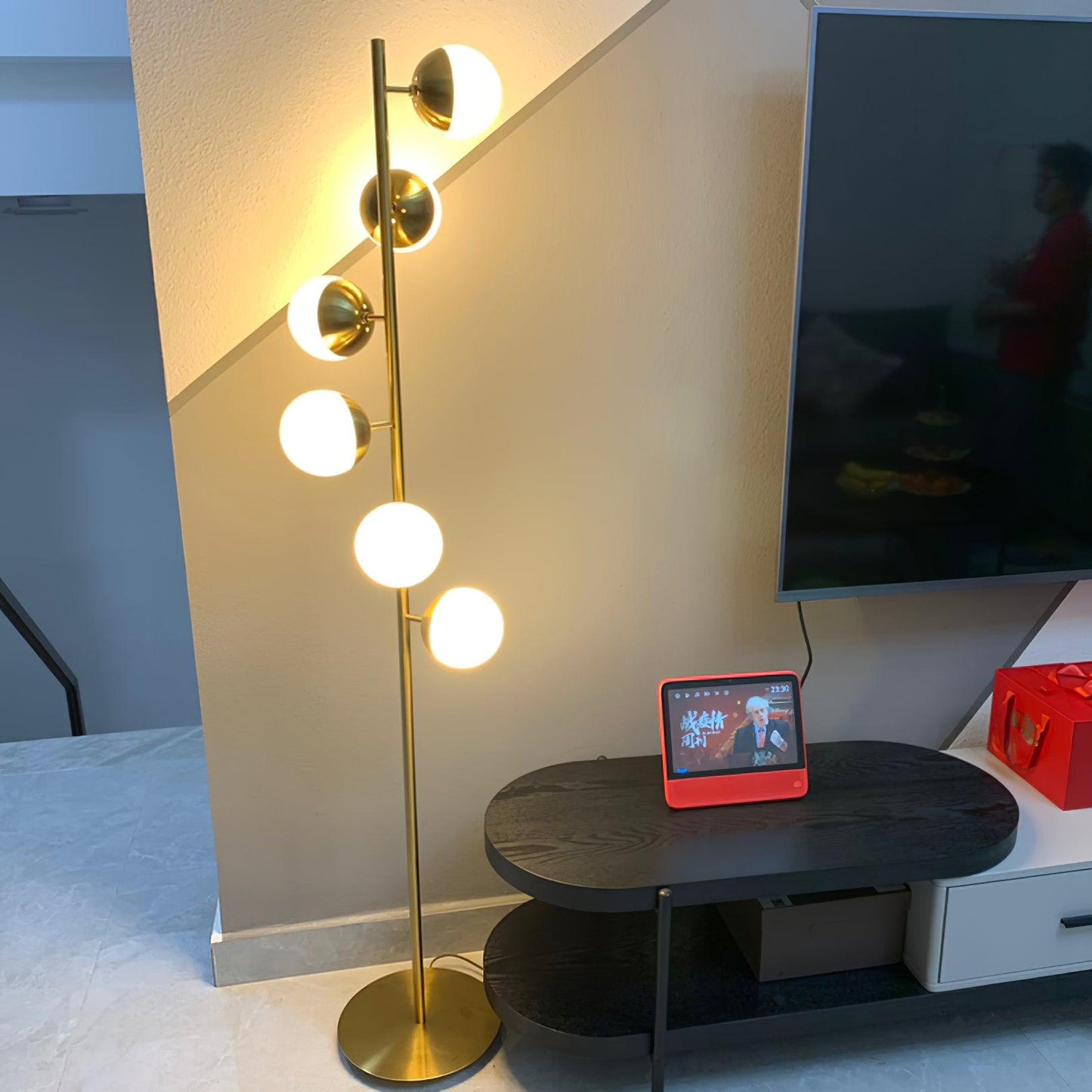 Stehlampe mit mehreren Glaskugeln und LED-Kompatibilität für Wohn- und Arbeitsbereiche