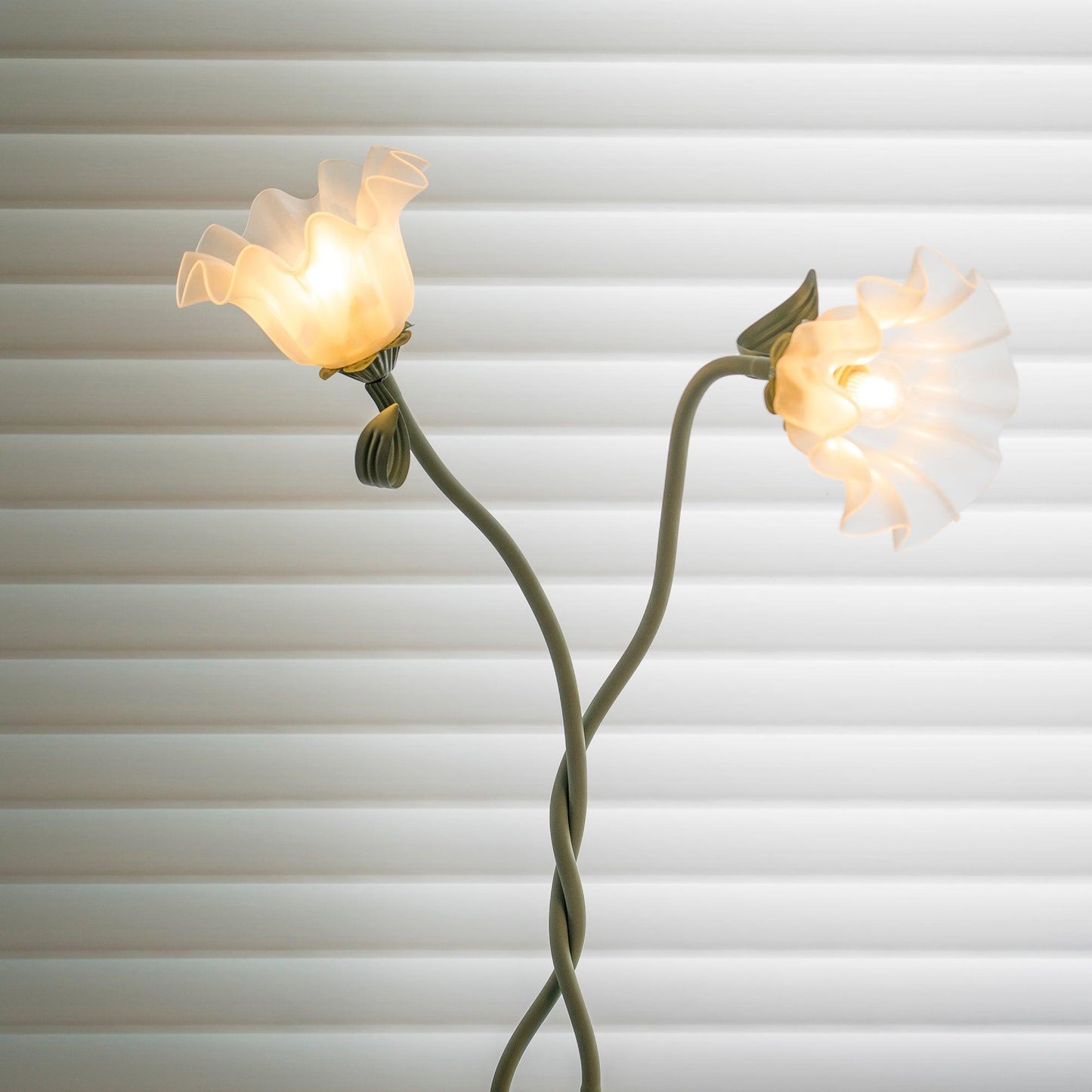 Calla Blumen Stehlampe mit Metallrahmen und LED-Fassung für Wohn- und Schlafzimmer
