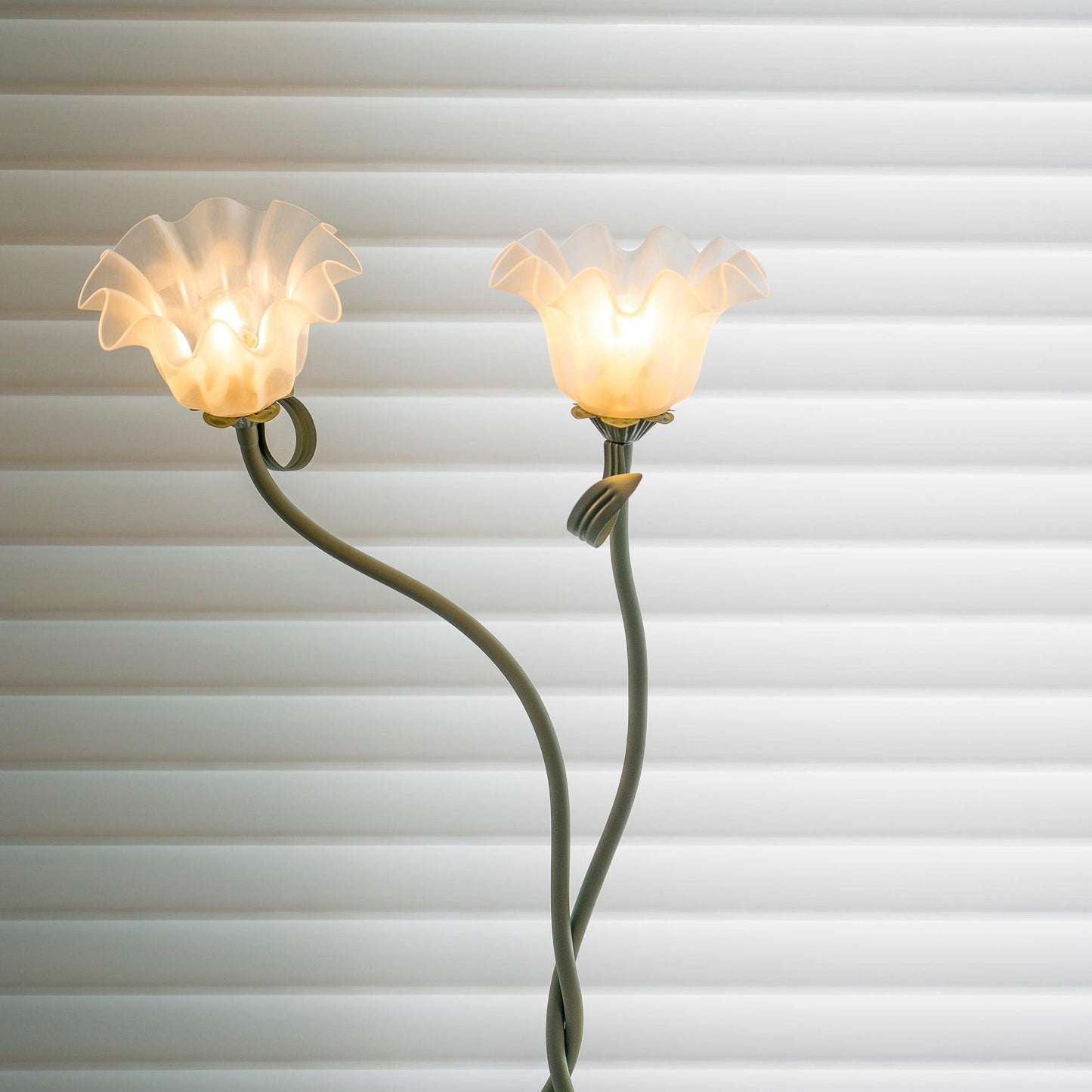 Calla Blumen Stehlampe mit Metallrahmen und LED-Fassung für Wohn- und Schlafzimmer