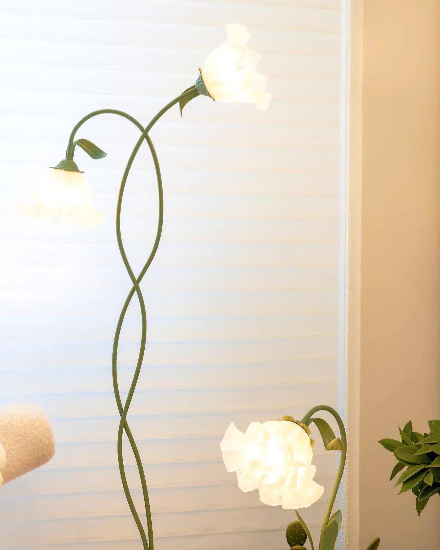Calla Blumen Stehlampe mit Metallrahmen und LED-Fassung für Wohn- und Schlafzimmer