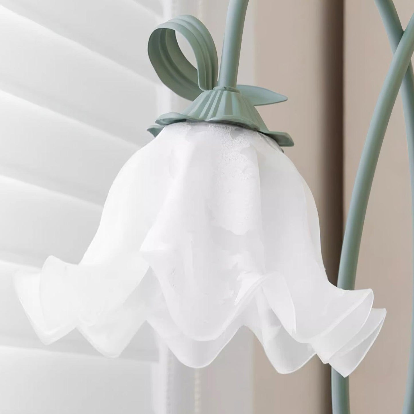 Calla Blumen Stehlampe mit Metallrahmen und LED-Fassung für Wohn- und Schlafzimmer
