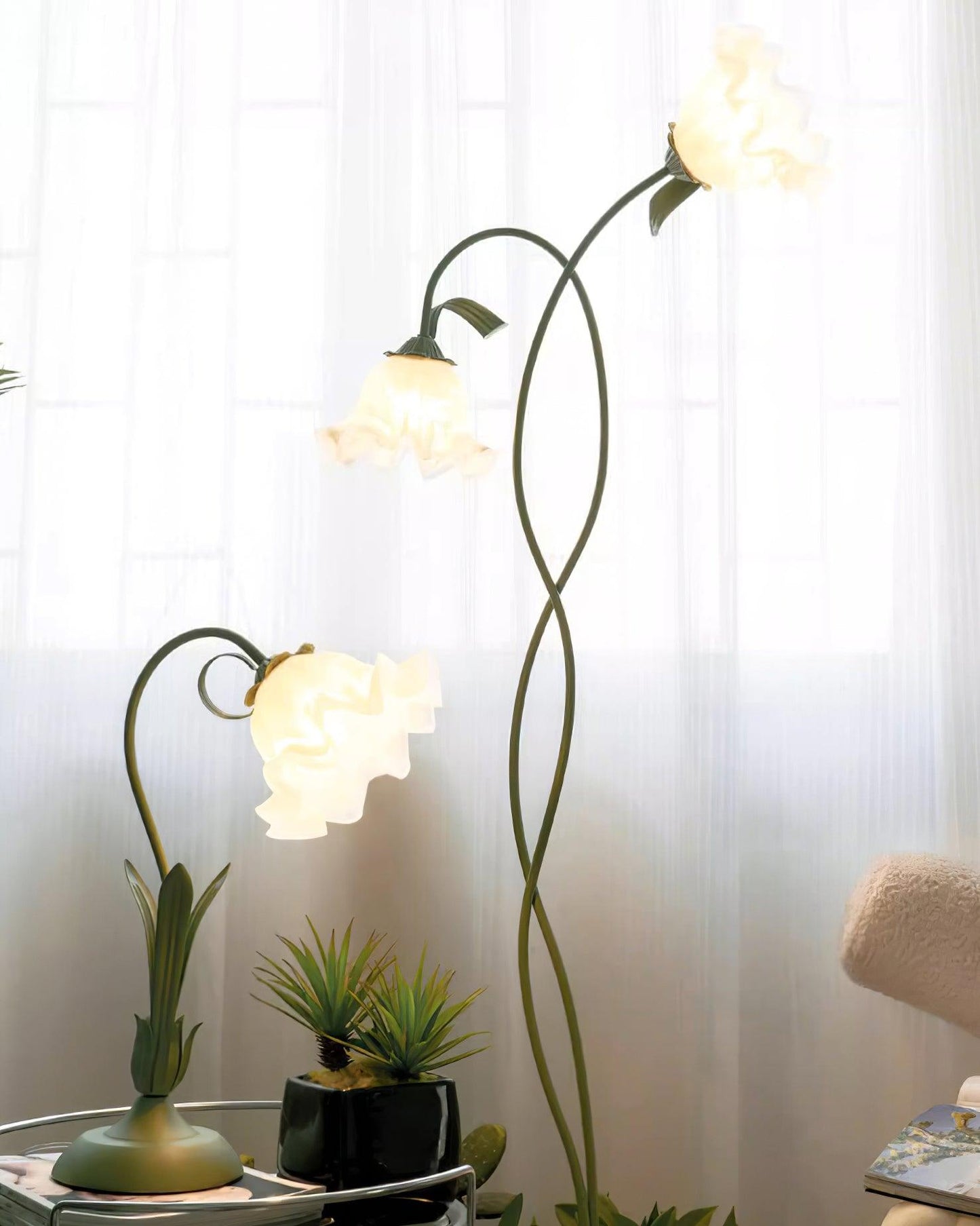 Calla Blumen Stehlampe mit Metallrahmen und LED-Fassung für Wohn- und Schlafzimmer