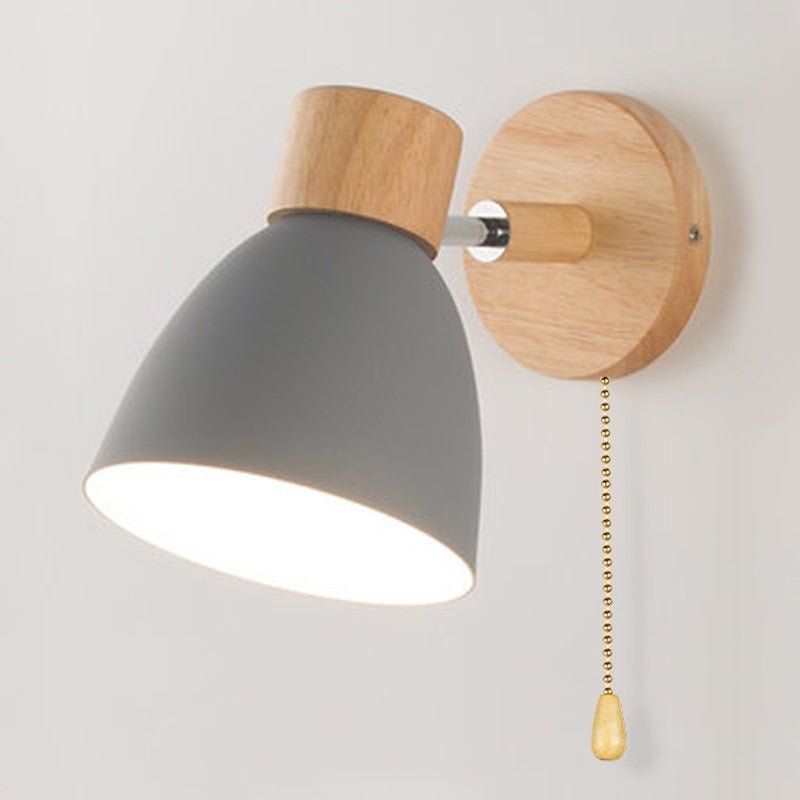 Wandlampe mit Holzdetails und Zugschalter für skandinavische Wohnräume