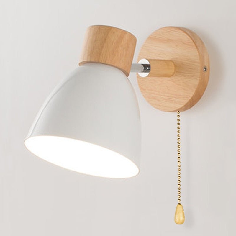Wandlampe mit Holzdetails und Zugschalter für skandinavische Wohnräume
