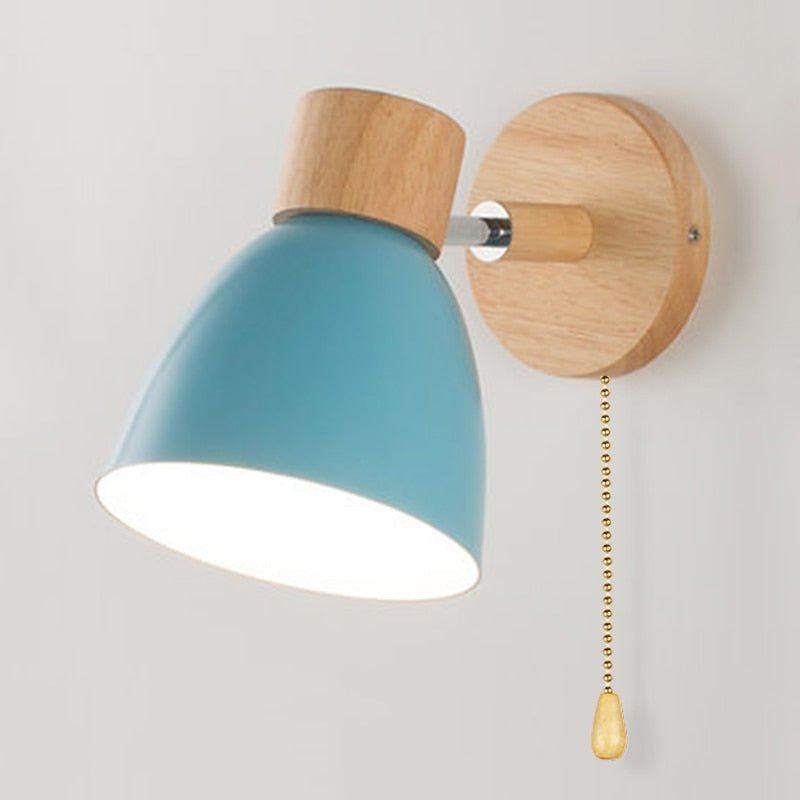 Wandlampe mit Holzdetails und Zugschalter für skandinavische Wohnräume