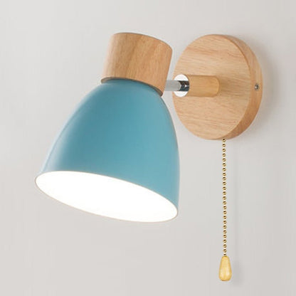 Wandlampe mit Holzdetails und Zugschalter für skandinavische Wohnräume