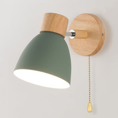 Wandlampe mit Holzdetails und Zugschalter für skandinavische Wohnräume