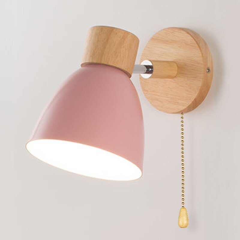 Wandlampe mit Holzdetails und Zugschalter für skandinavische Wohnräume
