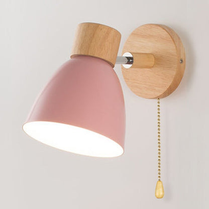Wandlampe mit Holzdetails und Zugschalter für skandinavische Wohnräume