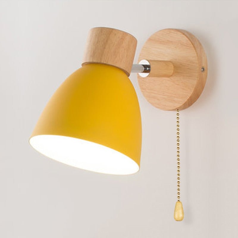 Wandlampe mit Holzdetails und Zugschalter für skandinavische Wohnräume