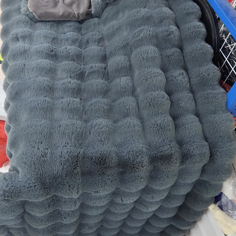 Fleece-Decke mit kariertem Muster und warmer, weicher Oberfläche für Sofa und Bett
